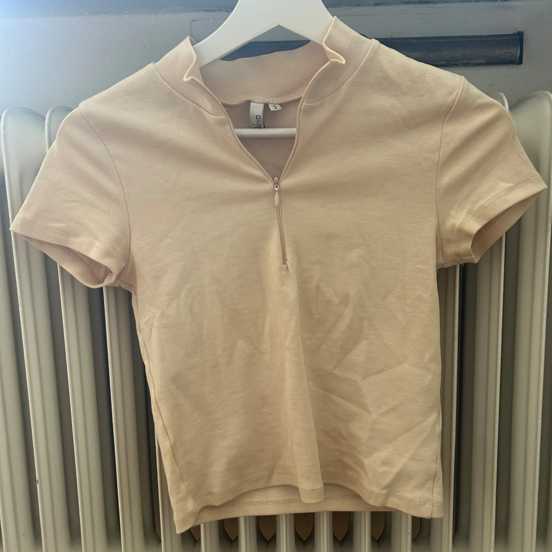 Beige kortärmad topp med dragkedja