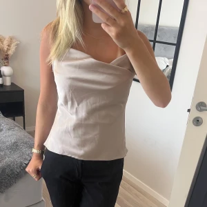 Champagnefärgad satin topp - Satin topp i nyskick, aldrig använd!