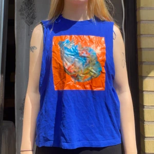 Avklippt t-shirt - Avklippt t-shirt från weekday med tryxk på