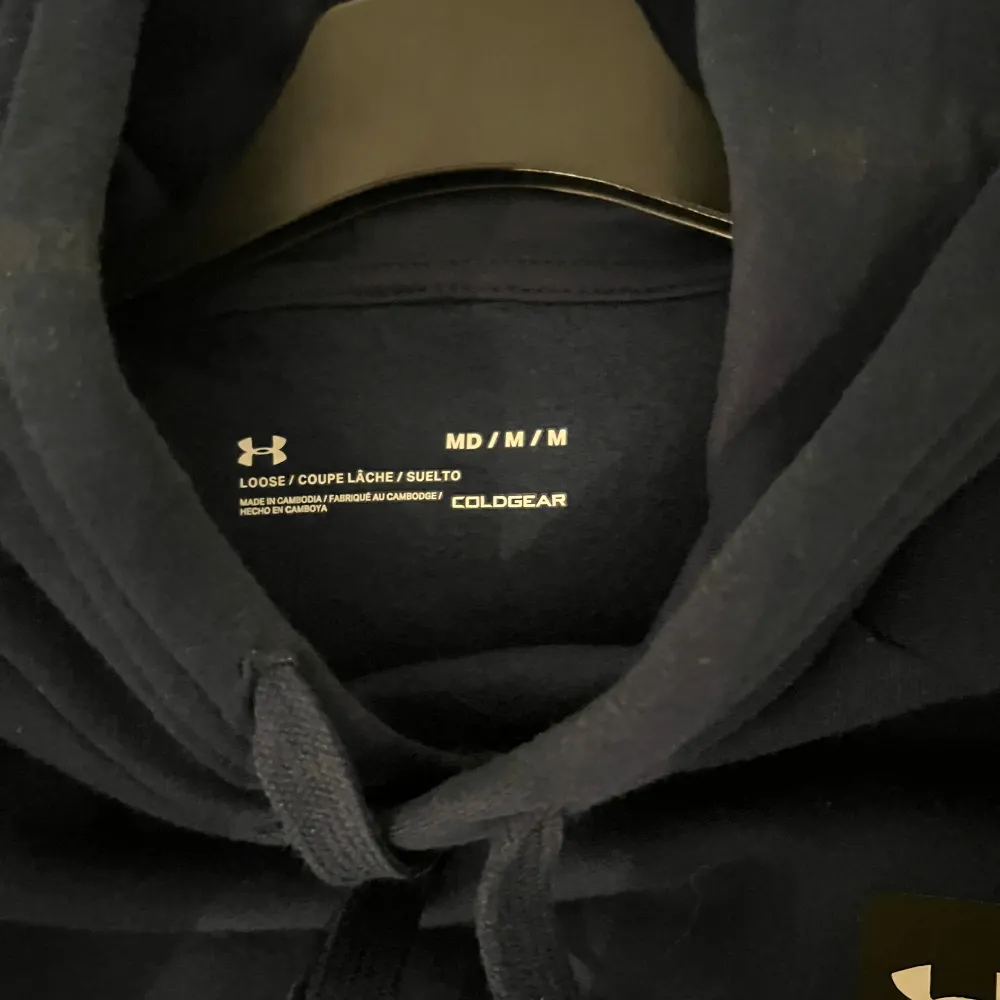 Snygg under Armour hoodie i mjukt material. Mörkblå. Hoodies.