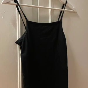 Svart linne - Ett svart vanligt linne från hm jätte skön