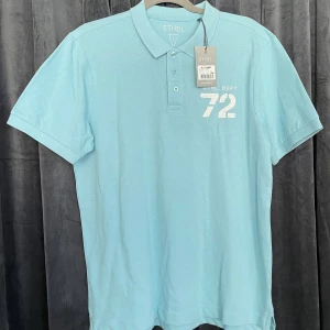 NY pikétröja  - Lappen kvar! Storlek L, turkos piké. 