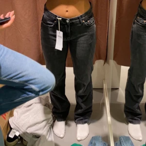Low waist jeans - Mina fina svarta jeans som är låg,idkade och raka i benen💕
