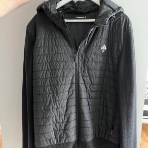 J Lindeberg jacka/cardigan - Säljer den eftersom jag inte använder den alls längre. Bra kvalite och har ej använt den mycket. Passar rätt i storlek och kan vara bra på vår/höst men även sommar.  Pris kan diskuteras  