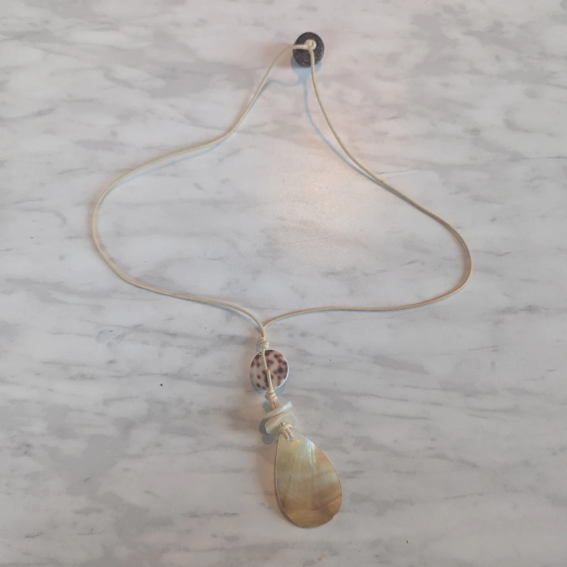 Halsband med hängsmycke i guld och pärlemor - 91