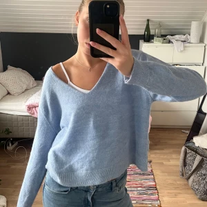 Blå stickad tröja - En jätte fin vringad blå stickad, super fin som den är men även ha den off shoulder. Den är i storlek M, men jag som bär storlek S i vanliga fall! Den är aldrig använd men ingen prisslapp kvar💕