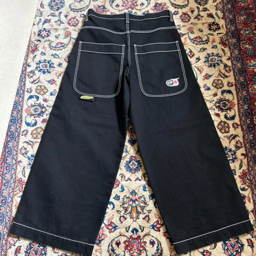 Helt nya Jnco twin cannon i färgen jet black🖤💯 köpta från deras hemsida och har kvitto🔥🔥 dm för mått eller andra frågor❤️🖤🔥kan gå med på trades🔥❤️🖤. Jeans & Byxor.