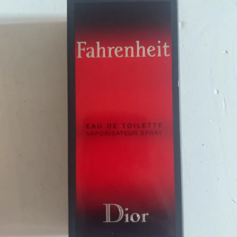 Säljer min dior parfym väldigt god den ger bensin känsla men även kryddig, läder. väldigt bra till speciella tillfällen. Den är väldigt maskulin så skulle inte rekommendera för yngre personer😍. Parfym.