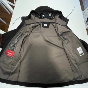 CP Company Jacka  - Säljer en C.P. Shell-R Goggle jacka  för köpte en för liten. Inga skador eller märken utan i nyskick. Storlek S   Byten mot en likadan i M är intressant Kan skickas