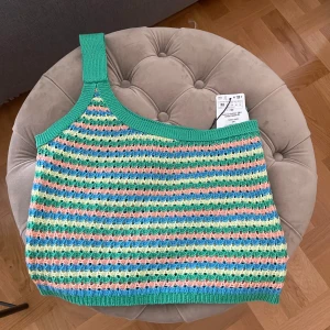 Stradivarius Virkad topp oanvänd. Jättefin.  - Helt oanvänd virkad/stickad topp. Jättefin.  Kan mötas upp Kungsholmen 