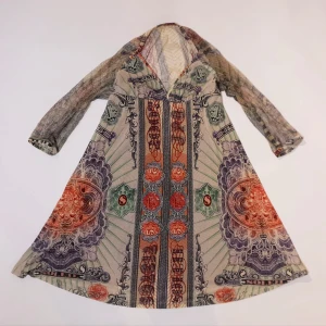 Jean Paul Gaultier klänning M - 🎀Mycket sällsyn 90-tals vintage Jean Paul Gaultier Soleil klänning med mesh-ärmar från den ikoniska vårkollektionen 1994 🎀  I fantastiskt nyskick 10/10. Använd endast en gång.  Värde är cirka 7000 upp till 10 000 kr för denna klänning. 