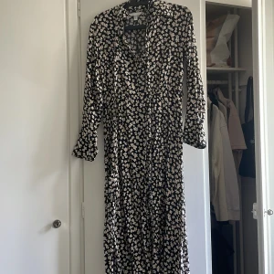 sommarklänning - super luftig och skön blommig sommarklänning, sitter jättefint på kroppen. I helt ny skick då den endast användes fåtal gånger. Har knappar som ej syns.
