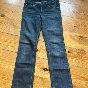 Filippa K lågmidjade jeans - Säljer nu ett par lågmidjade Filippa K jeans i jättefint skick. De är i storlek w27🌸 nypris ca 2600, pris kan disskuteras