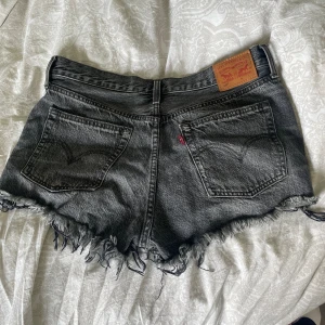 Levis shorts - Snygga shorts från Levis som inte kommer till användning 🩷 storlek W29 och skulle säga att de motsvarar storlek M