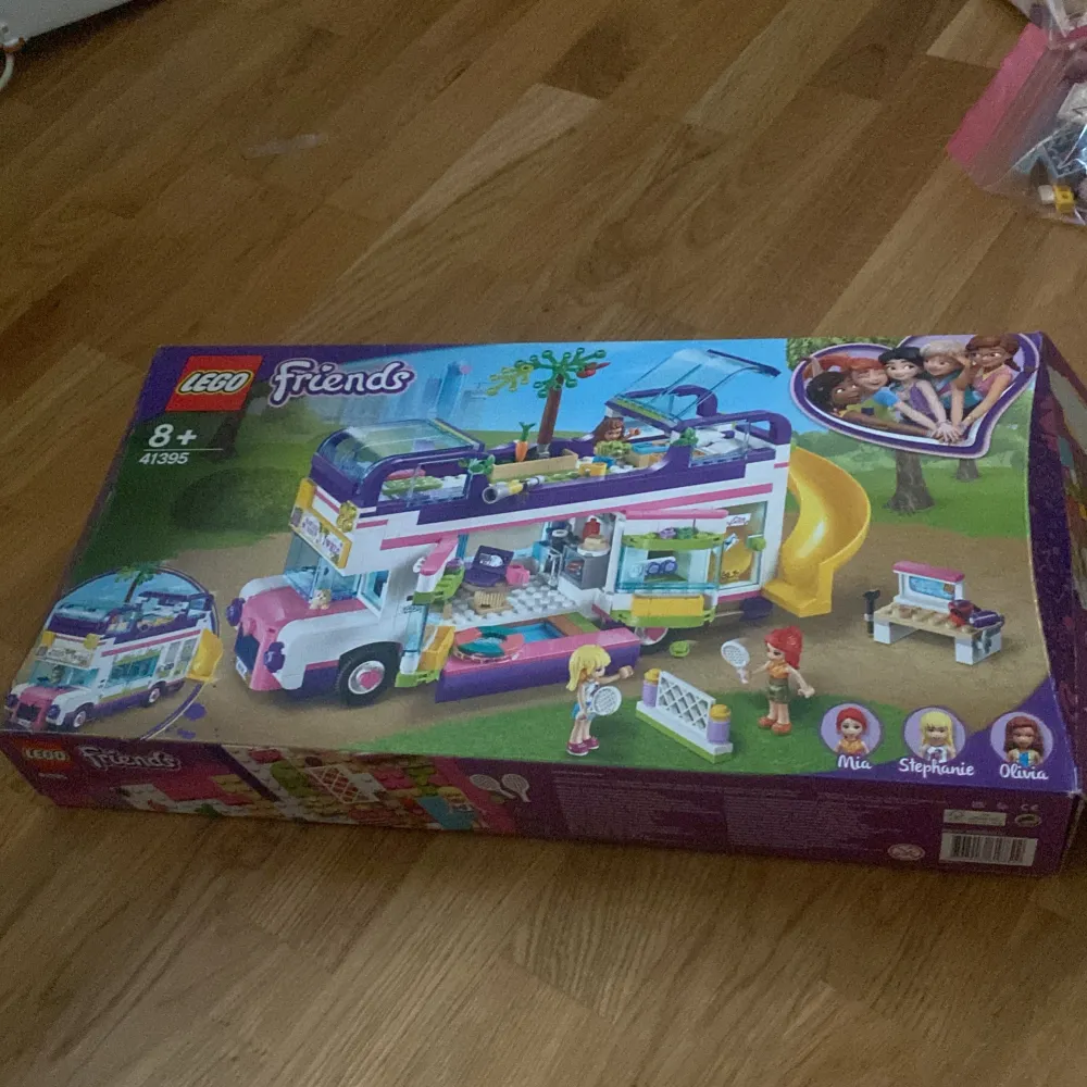 Lego friends husbil några enstaka bitar saknas men det är små bitar som inte är viktiga🩷Ny pris är 1293kr kontakta hjärna mig innan du trycker på köp.🩷. Övrigt.