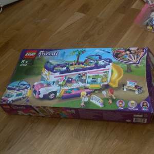 Lego friends husbil några enstaka bitar saknas men det är små bitar som inte är viktiga🩷Ny pris är 1293kr kontakta hjärna mig innan du trycker på köp.🩷