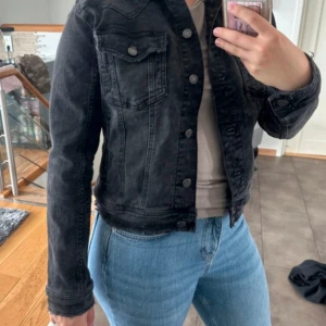 Svart jeansjacka - Använd få gånger, står L som storlek men är liten i storlek så skulle säga närmare mot S, från ZARA