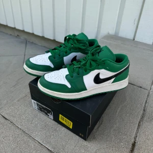 NIKE air Jordan Low - Pine Green/Black-White - Nike Jordan Low i färgen Pine Green/black-white. Använda men i ett mycket gott skick utan några skador 💚 storlek 38,5 men något mindre i storleken. De är äkta och köpta på Zalando.