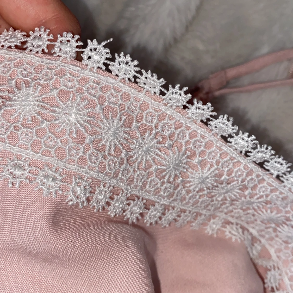 En rosa onepice med vita Blom ränder - 91