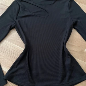 Lång armad topp - Jätte fin lång armad tröja! Fint designad som passar i sommar/våren🥰