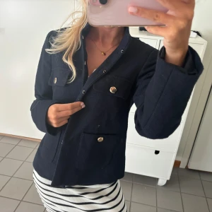 Kofta/jacka med guld knappar  - Super fin och trendig! Som ny