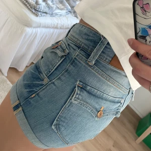 Jeans shorts - Säljer ett par jeans med snygga fickor och passar i storlek XS💕
