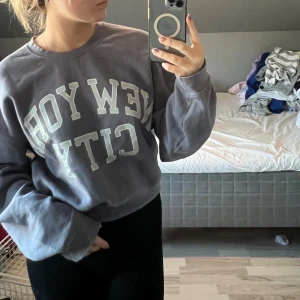 Sweatshirt  - Gråviolett sweatshirt från bikbok. Super skön och mysigt men kommer inte längre till andvänding. Bra skick 