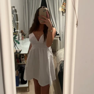 Vit klänning - Vit söt sommarklänning i storlek xs och s✨💕