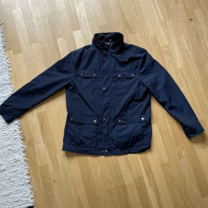 Erla of Sweden jacka - Oanvänd  - Helt oanvänd jacka ifrån Erla of Sweden  Tror det är storlek L/XL men då det inte finns någon lapp i den så lägger jag även ut måtten på den! Mvh