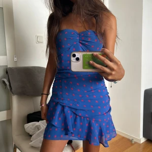 prickig klänning - sååå fin prickig bandeau klänning perfekt till sommaren