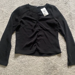 Långärmad blus - Säljer denna blus för att den tyvärr är för liten för mig, helt ny och aldrig använd. Storlek S. 