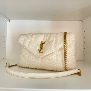 YSL LouLou Tweed bag - Säljer min superfina YSL väska 💓  Modell: Lou Lou tweed bag i limited edition  Storlek: small  Färg: vit och guld   Nypris: 25.000 Kvitto, dustbag och box medföljer   Finns inte att köpa längre och är så unik och fin!!💓 Kom med egna bud ! 🩷