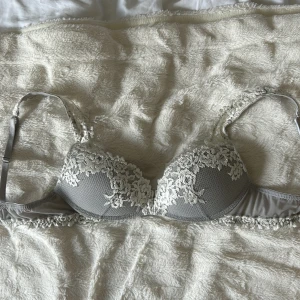 Intimissimi bh - Säljer nu min bh från Intimissimi då den inte passar mig. Den är inte använd så mycket då den inte passade mig redan från början. Nypris är 499kr. Bh ser ut och är som ny, den har inte tecken på användning! 💞Den är push up
