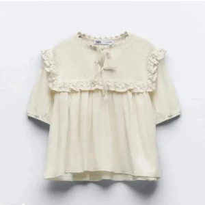 Zara beige blus  - Storlek S bra och nyskick säljer för jag köpte två jätte fin 