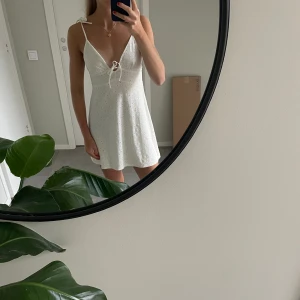 Vit klänning  - Superfin klänning från H&m i storlek S