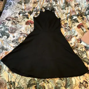 En fin svart klänning från Gina tricot. Toppenskick och skönt material! kontakta mig för frågor eller för fler bilder💗 Jag kan mötas upp i Falun 