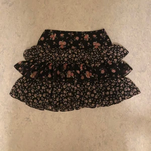 Blommig kort kjol - Den är jätte fin men lite trasig på insidan (se andra bilden) från Lindex 