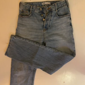 Högmidjade Zara jeans - Nyskick, använder aldrig längre. Från zara, högmidjade i storlek EUR 32. Ljusblåa