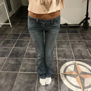 Lågmidjade bootcut jeans  - Säljer dessa eftertraktade vintage jeansen ifrån vero Moda!🩷jag är 173 lång och de passar mig i längden. De har även ingen dragkedja utan de har en knapp istället)