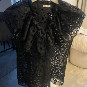 Svart tröja  - Svart kort tröja med hål runt om,detalj med en puff (krage) endast använd 1gång (nyskick)  Super fin o passar till allt  Köptes för 499kr på Åhléns 