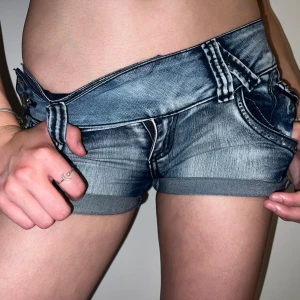 Super snygga shorts!! - Shorts i super bra skick, aldrig använda då dom är för små för mig (jag är inte modellen)❤️. Köpta för 260kr - skriv priv för mer bilder🥰