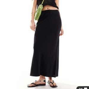 Maxikjol i linneblandning - Svart maxikjol i linneblandning från Stradivarius, strl XS, går att knyta i midjan, aldrig använd lappen kvar. Nypris 329 kr, säljer för 170 kr. Köparen står för frakt. 