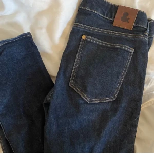 Jeans - Super fina mörk blå jeans, inga defekter. Jag är 160 som referens☺️💗
