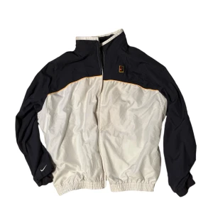 Vintage nike tennis jacka - Vintage 90 tals nike tennis jacka ”Court jacket” Lite skada på taggen annars topp skick Säljes pga att den inte andvänds längre. Stl: Large Priset kan diskuteras, mer bilder kan skickas vid förfrågan. 