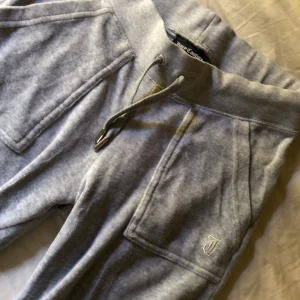 Juicy couture xs - Säljer nu mina gråa juicy byxor, använda 1 gång men är lite för långa för mig som är 155, storlek xs