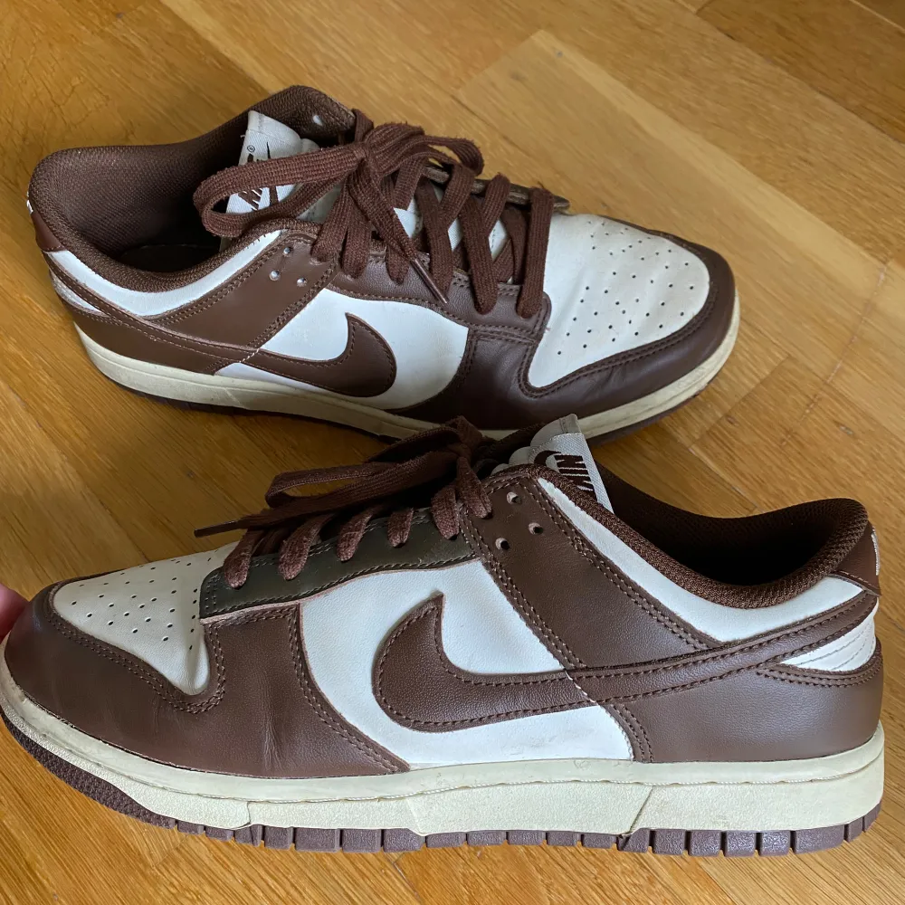 Säljer ett par Nike dunk lows i ny skick. De är i färgen brun och i storlek 43. . Skor.