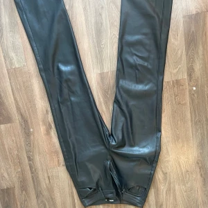 Skinnbyxor - Hejsan!! Säljer dessa supersnygga skinnbyxorna från bikbok, dem är använda väl och en liten defekt på knät finns. 💕💕