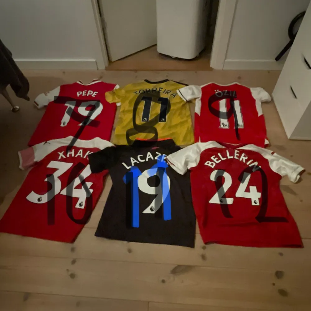 Säljer 18 Arsenal tröjor ni får bestämma er/era tröjor genom att säger siffran på dem. Skriv för att få veta strl och pris tveka inte att fråga något. Sportswear.