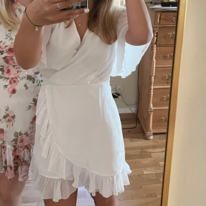 Vit klänning från NAKD - en vit fin klänning från NAKD har endast användt en gång på skolavslutningen. Bra skick. Nypris 550??? Kanske minns fel.