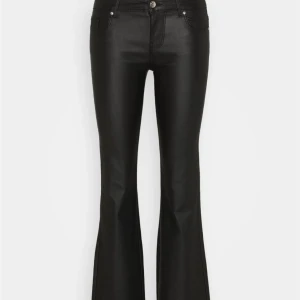 Only Läderbyxor  - Super fina läderbyxor ifrån only som inte Kmr till användning. Midjemåttet 35cm rakt över och innerbenslängden är 77cm. Storlek 32 men passar mig som har storlek 34❤️